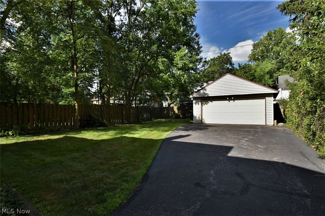 1672 Maple Road Cleveland Heights, OH 44121 - Photo 4 of 28