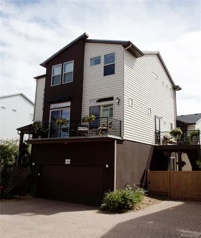 a house view with a outdoor space