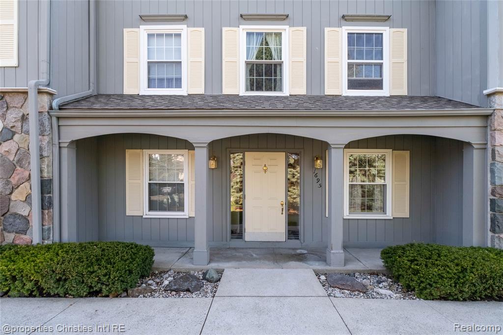 1695 Huntington Park Rochester Hills, MI 48309 - Photo 2 of 54