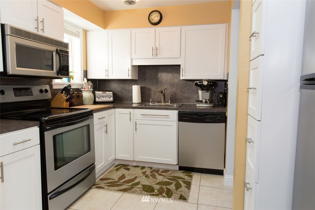 8916 217th Street Southwest Edmonds, WA 98026 - Photo 8 of 24