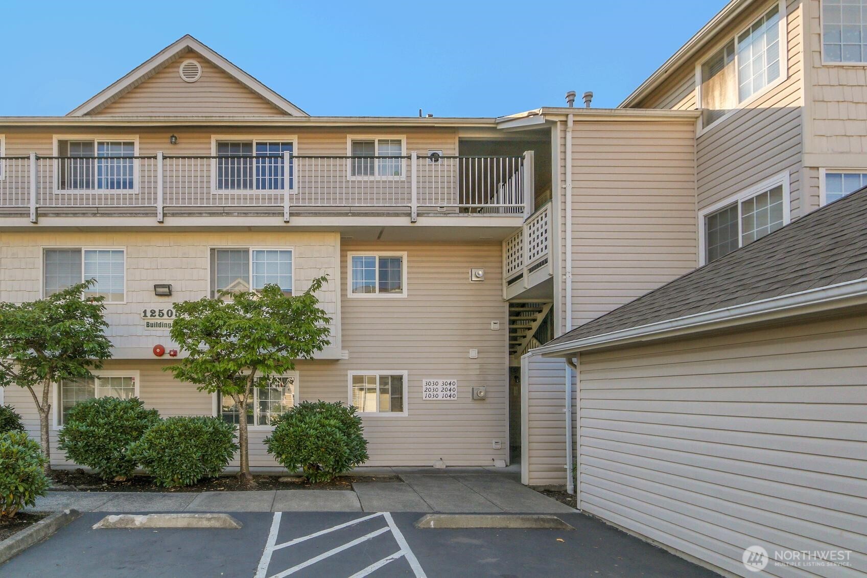 12505 4th Avenue West, Unit 1040 Everett, WA 98204 - Photo 20 of 20 a front view of a house with a yard
