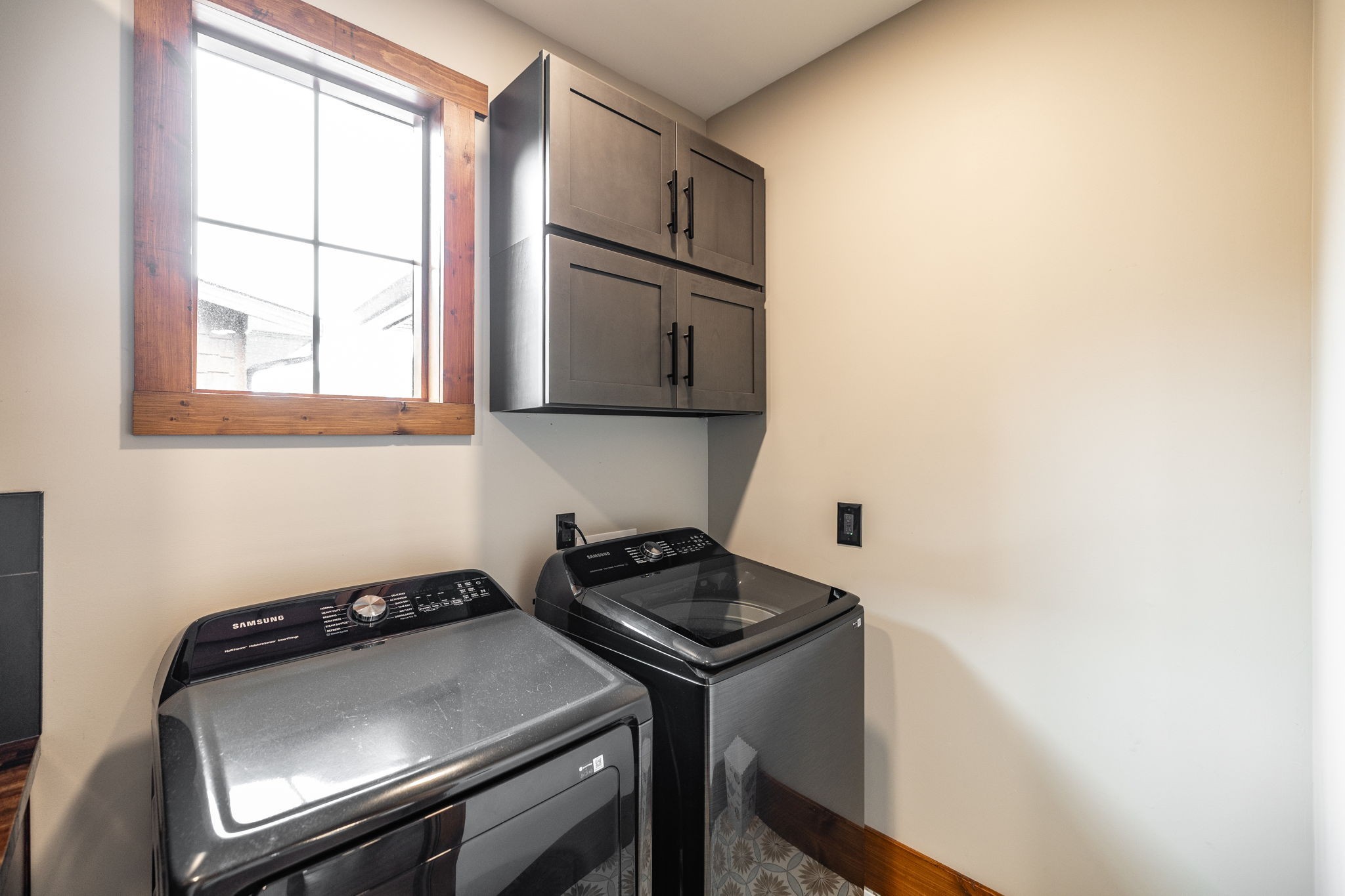 324 Lakeview Road Gallatin, TN 37066 - Photo 77 of 92 a kitchen with stainless steel appliances granite countertop a sink stove and microwave