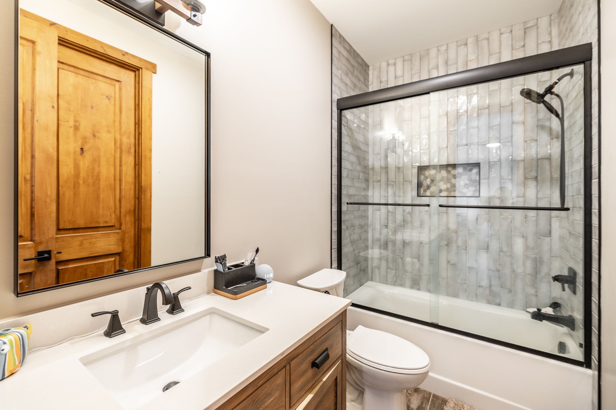 324 Lakeview Road Gallatin, TN 37066 - Photo 80 of 92 a bathroom with a sink and a mirror