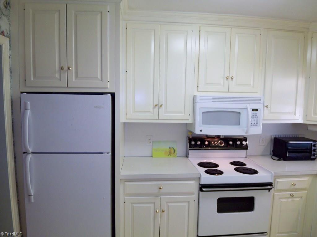 3158 Dillon Road Jamestown, NC 27282 - Photo 7 of 26 Beautiful White Kitchen Cabinets