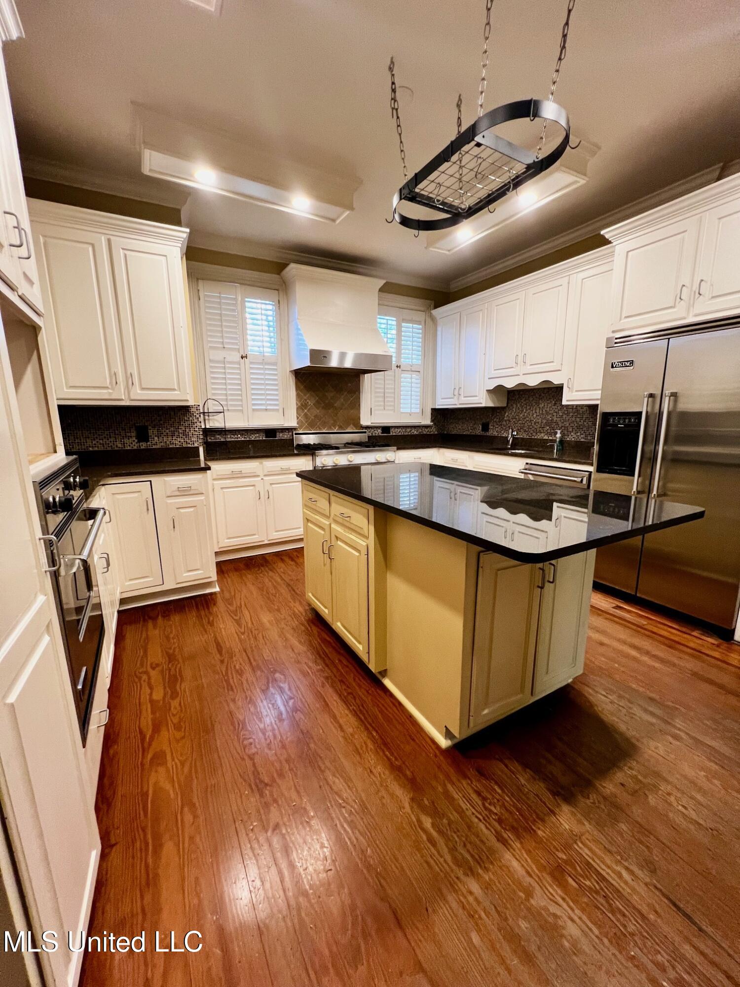 413 East Claiborne Avenue Greenwood, MS 38930 - Photo 6 of 10 Kitchen