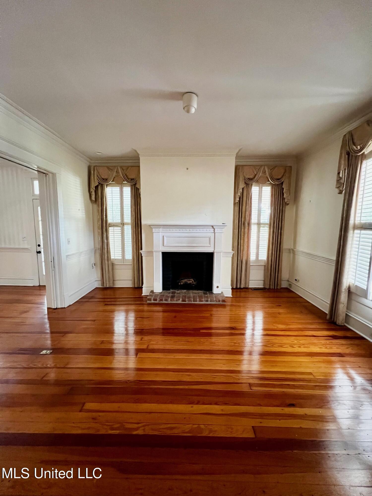 413 East Claiborne Avenue Greenwood, MS 38930 - Photo 7 of 10 Living Room
