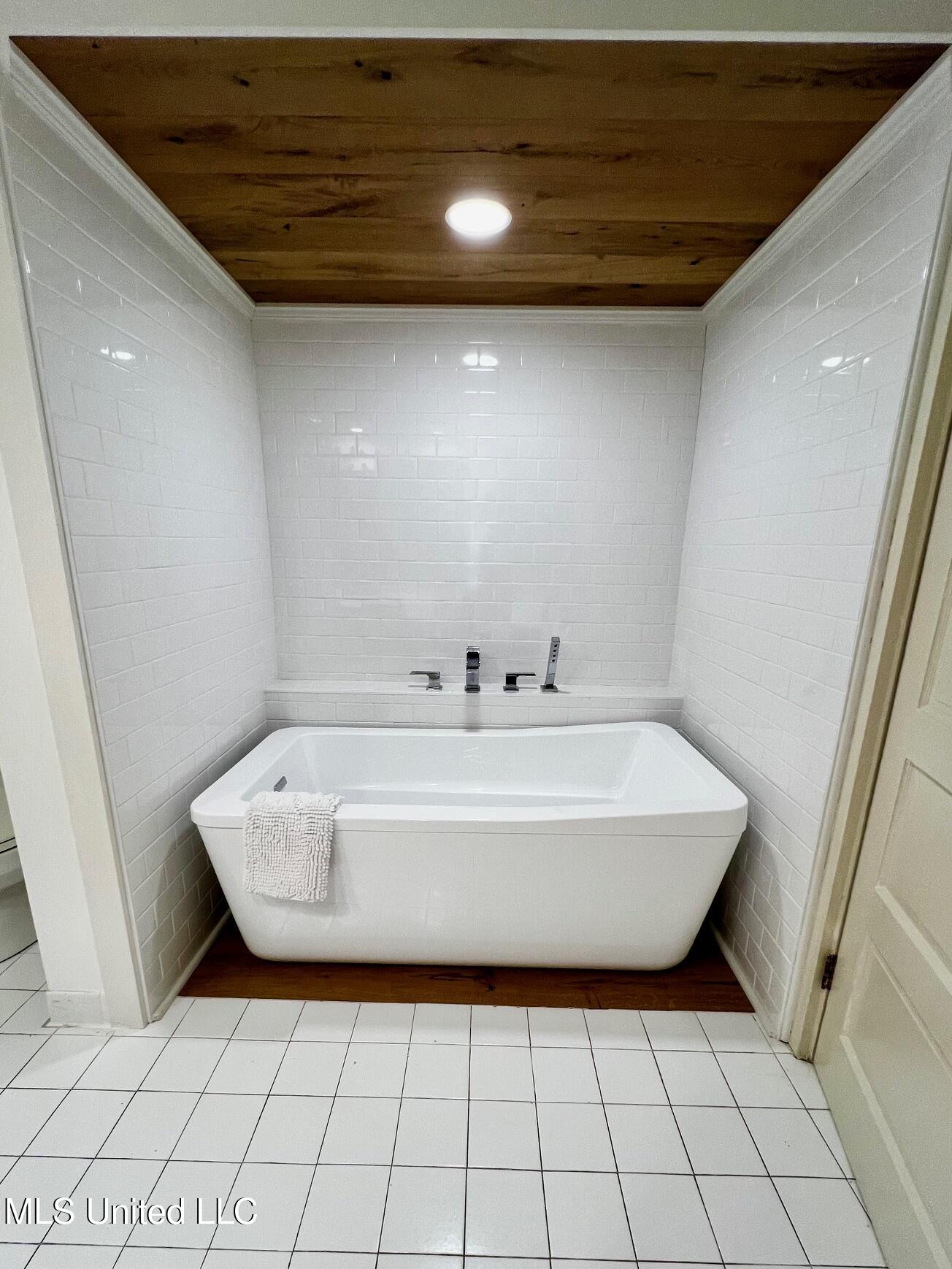 413 East Claiborne Avenue Greenwood, MS 38930 - Photo 8 of 10 Master Bath 1