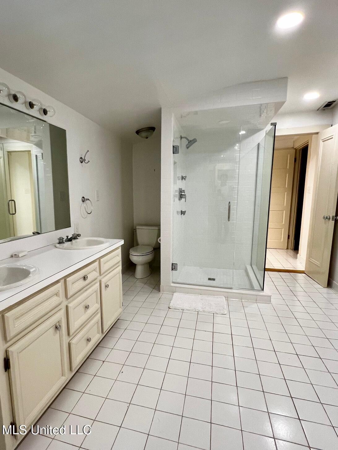 413 East Claiborne Avenue Greenwood, MS 38930 - Photo 9 of 10 Master Bath