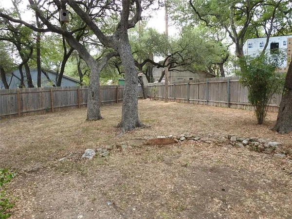 a view of a yard with a tree