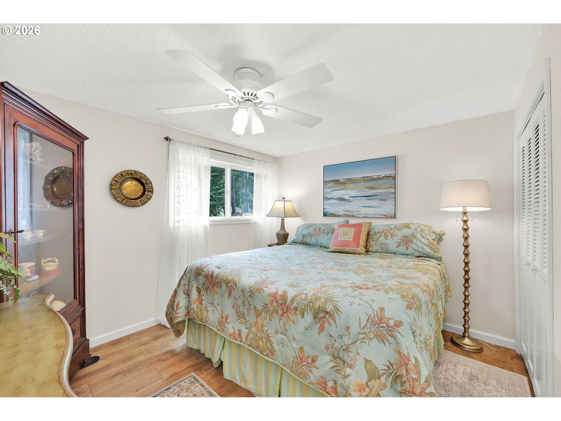 88108 Tiki Lane Springfield, OR 97478 - Photo 31 of 48 a bedroom with a large bed and a chandelier