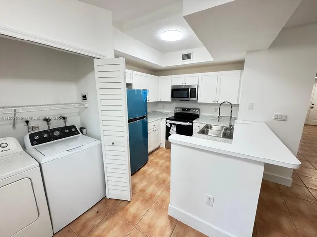 $2,850 | 10170 Southwest 88th Street, Unit 305, Miami, FL 33176