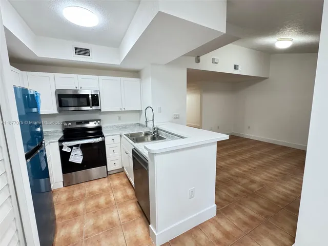 $2,850 | 10170 Southwest 88th Street, Unit 305, Miami, FL 33176