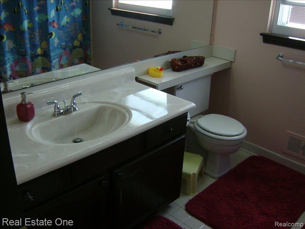2826 Continental Drive Troy, MI 48083 - Photo 12 of 20 Upper Bath