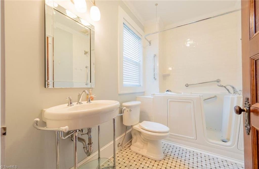 607 North Main Street Mount Airy, NC 27030 - Photo 15 of 39