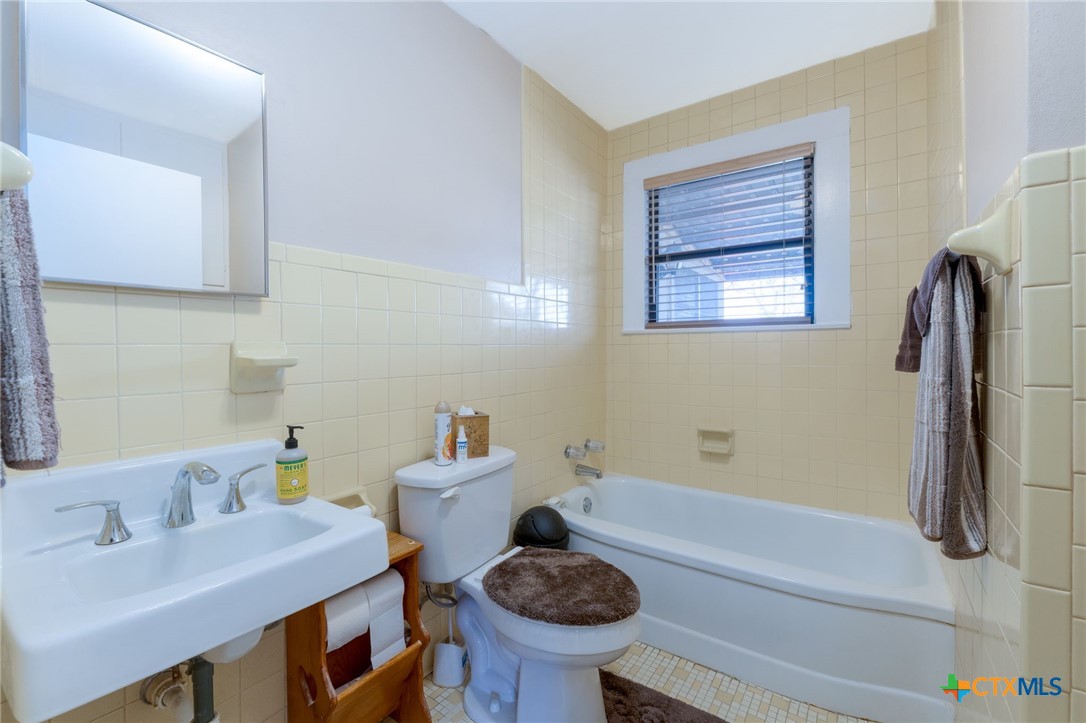 1003 North Ridge Street Lampasas, TX 76550 - Photo 23 of 44 a bathroom with a sink a toilet and a bathtub