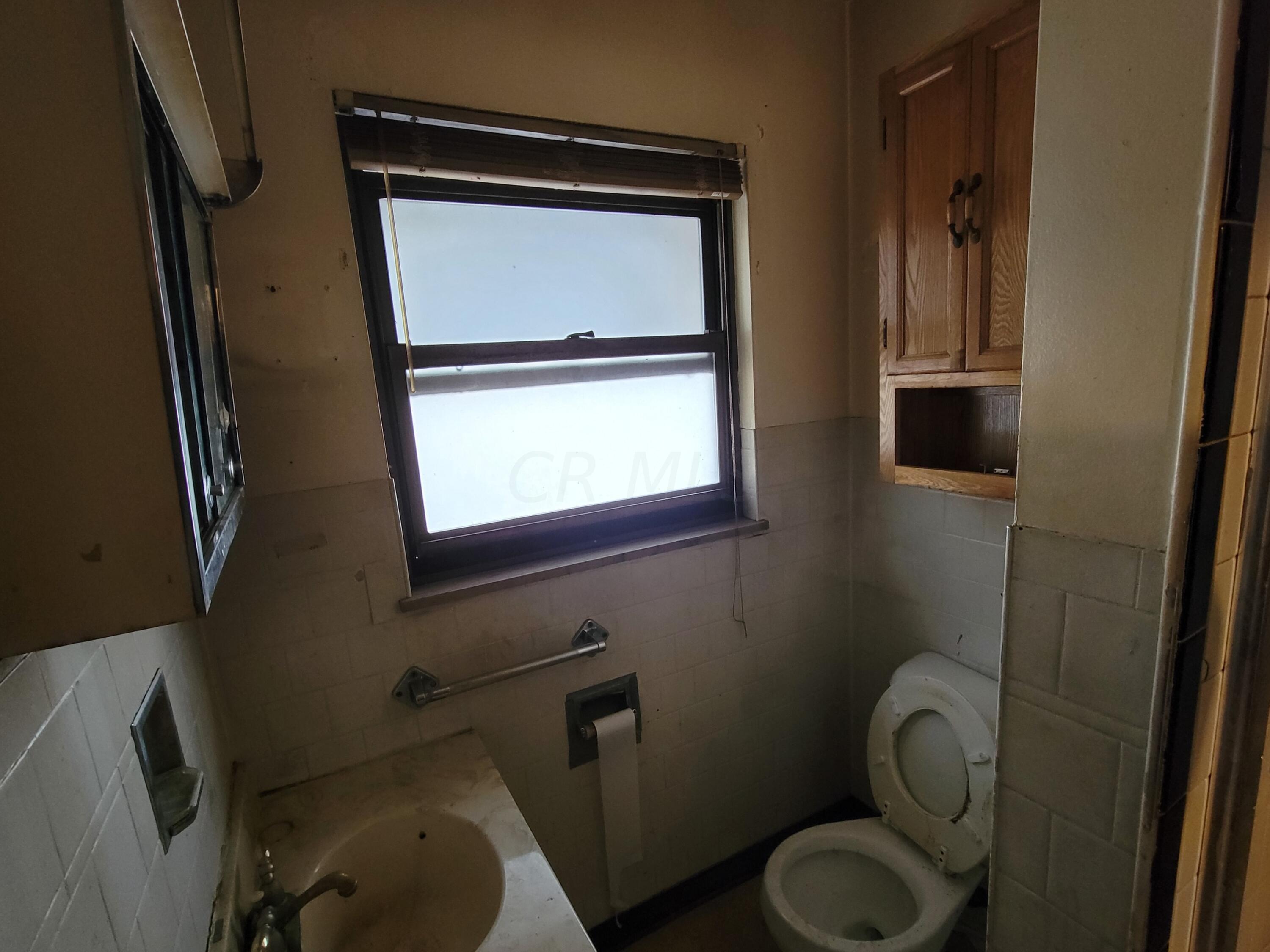1793 Lockbourne Road Columbus, OH 43207 - Photo 17 of 43 Bathroom