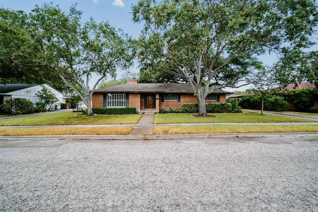 $349,000 | 750 Bradshaw Drive, Corpus Christi, TX 78412