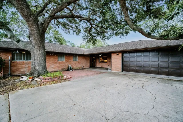 $349,000 | 750 Bradshaw Drive, Corpus Christi, TX 78412