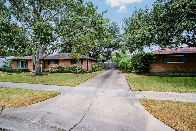 $349,000 | 750 Bradshaw Drive, Corpus Christi, TX 78412