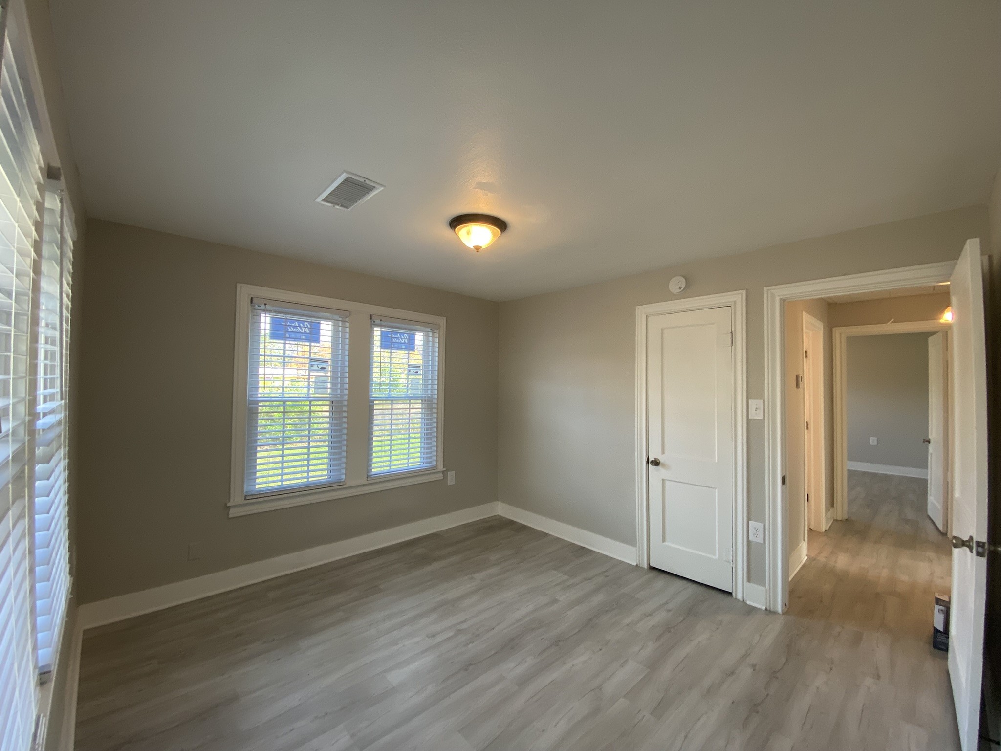 628 King Street Houston, TX 77022 - Photo 18 of 24 Front secondary room.