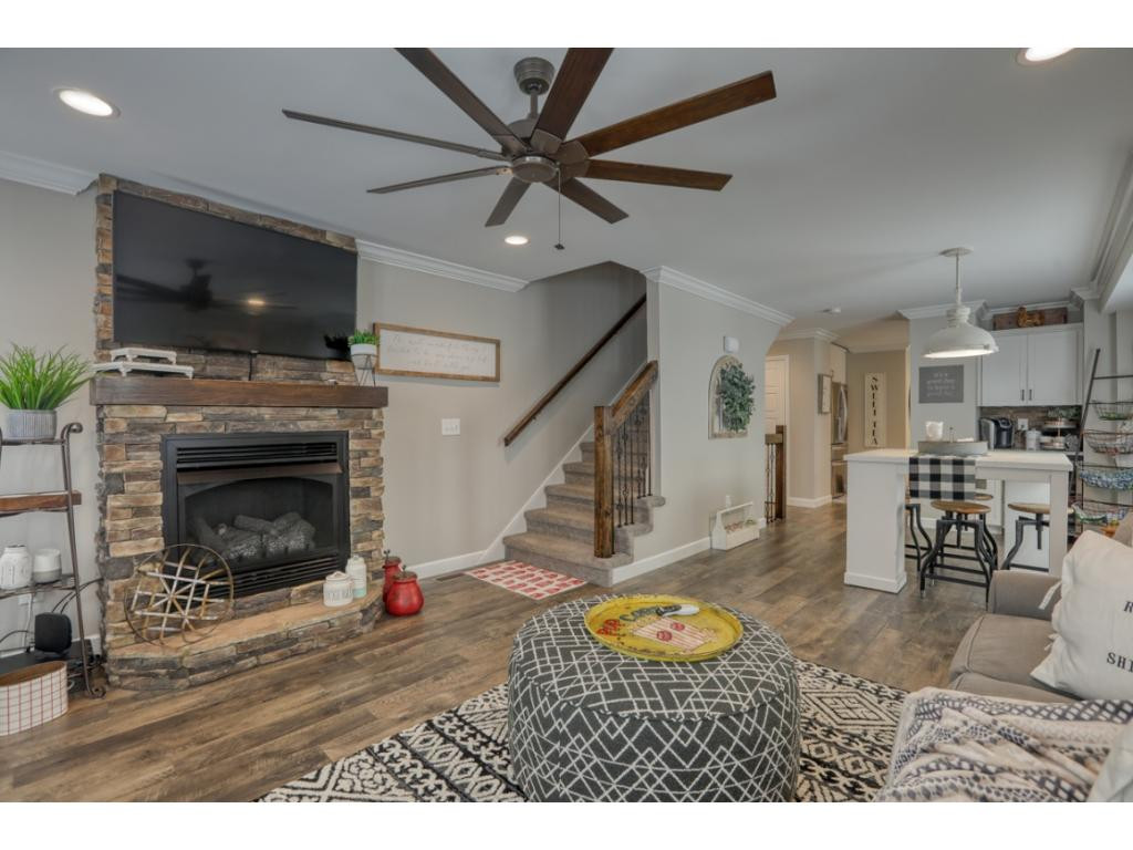 376 Rock Springs Road, Unit 2 Kingsport, TN 37663 - Photo 18 of 35 Living room