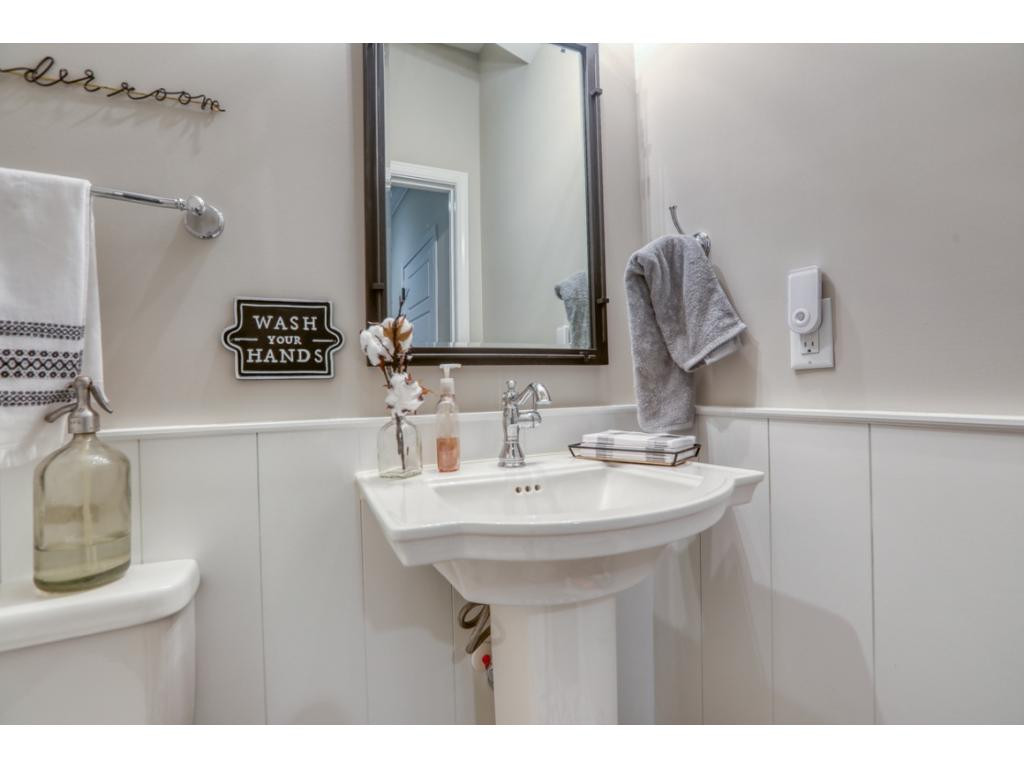 376 Rock Springs Road, Unit 2 Kingsport, TN 37663 - Photo 34 of 35 Half bath of den
