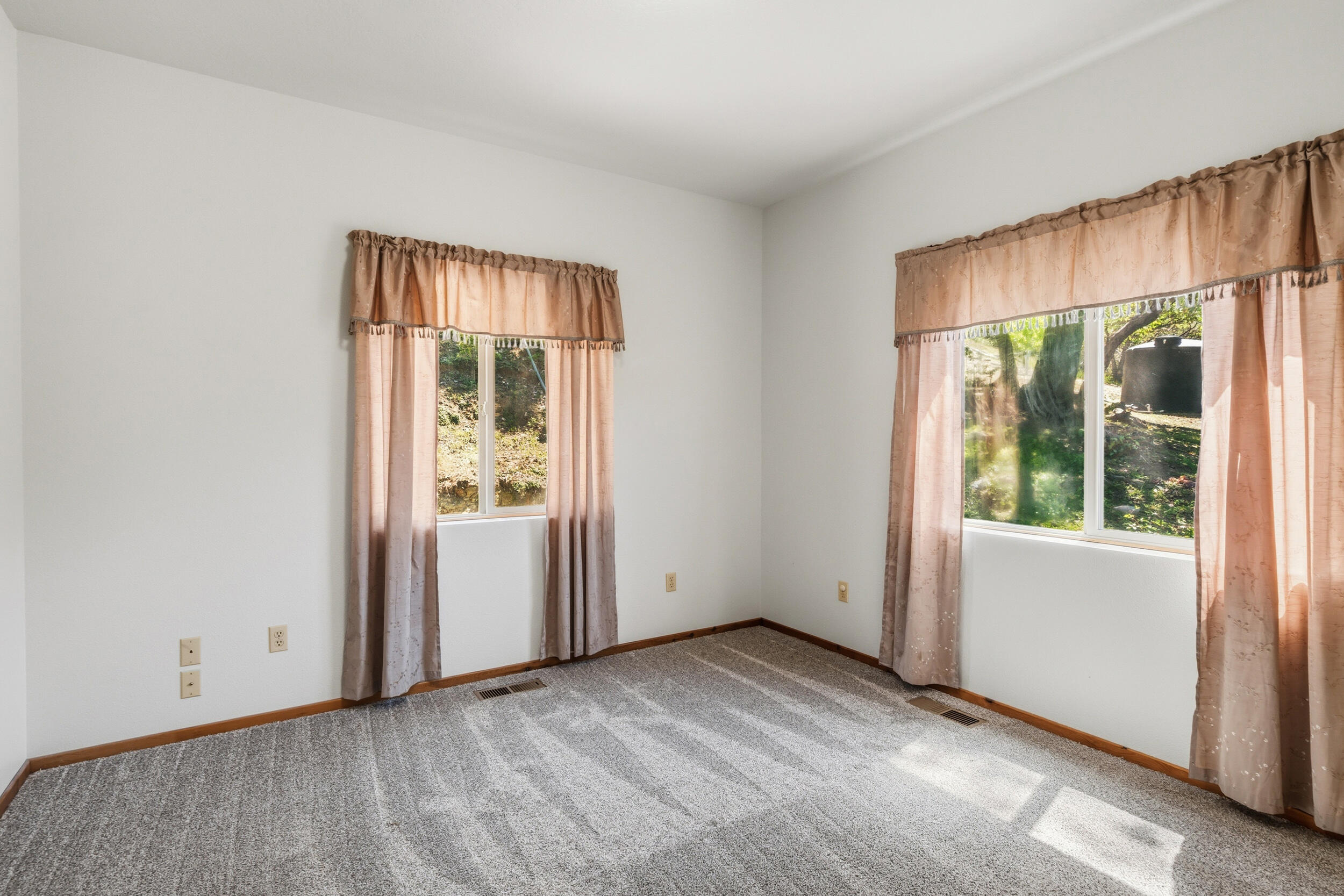 1050 Humbug Creek Road Jacksonville, OR 97530 - Photo 17 of 53