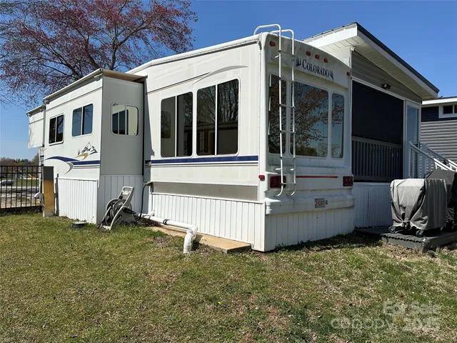 a view of a house with backyard and porch