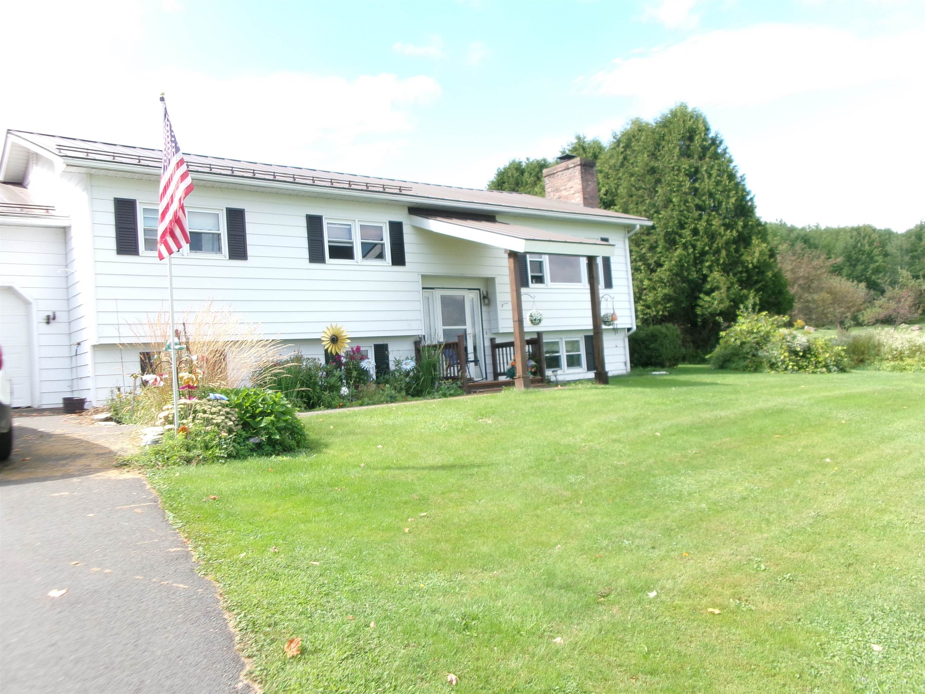 3117 Lake Road Newport Town, VT 05857 - Photo 2 of 19