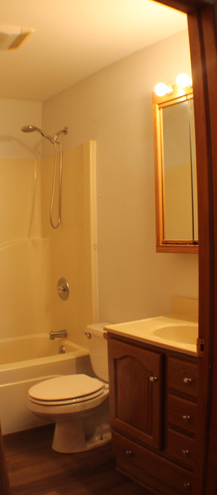 51 Hamburg Road Southwest Lancaster, OH 43130 - Photo 27 of 45 hall bath