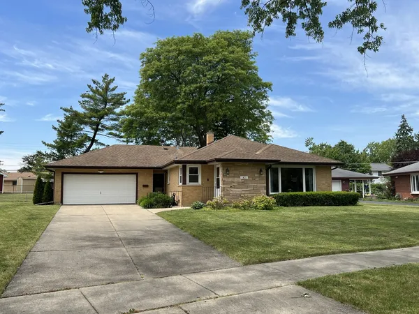 $499,000 | 1431 East Emmerson Lane, Mount Prospect, IL 60056