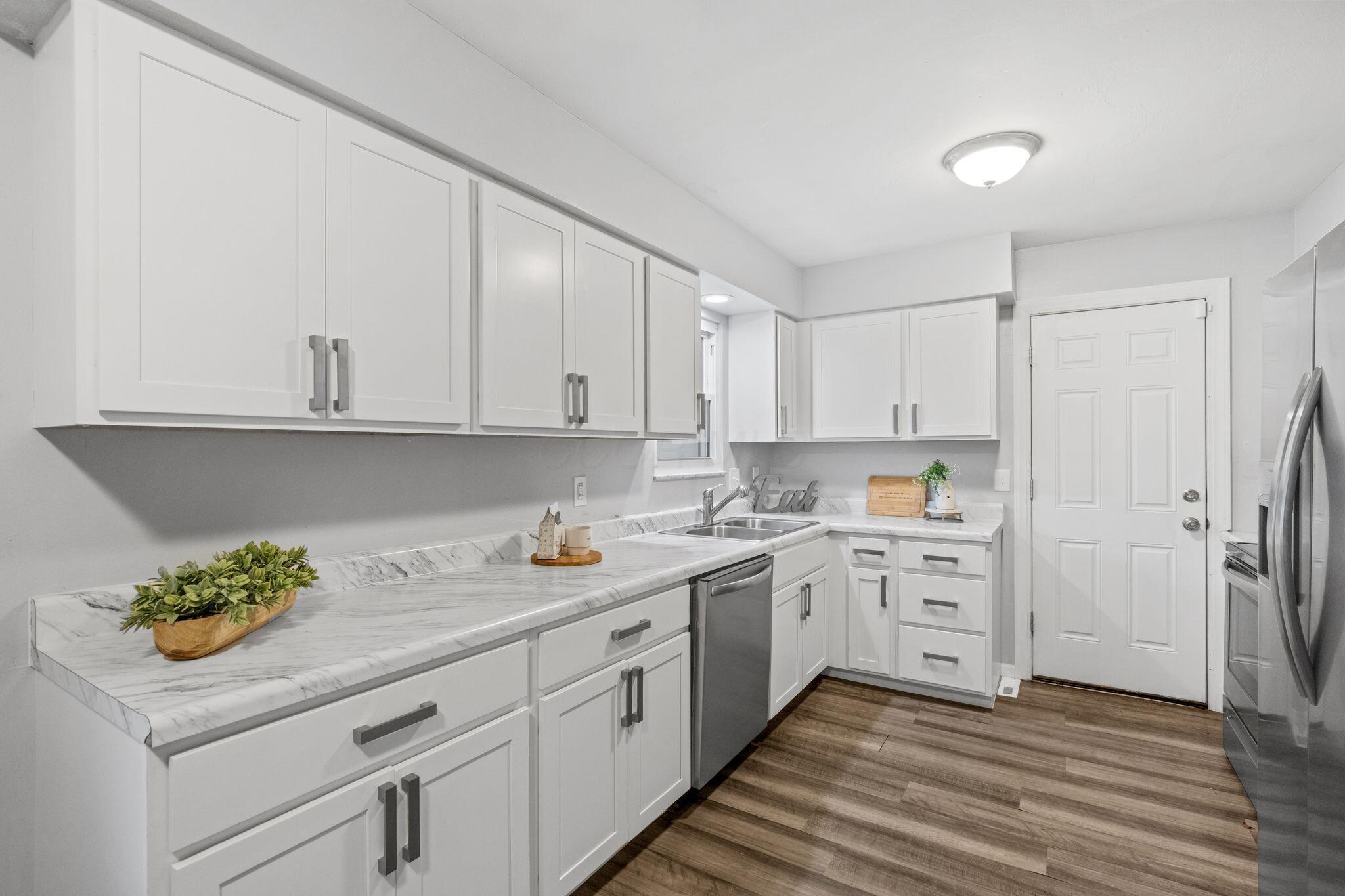 909 Hillery Road Columbus, OH 43229 - Photo 8 of 40 Kitchen