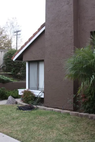 a view of a house with backyard and garden