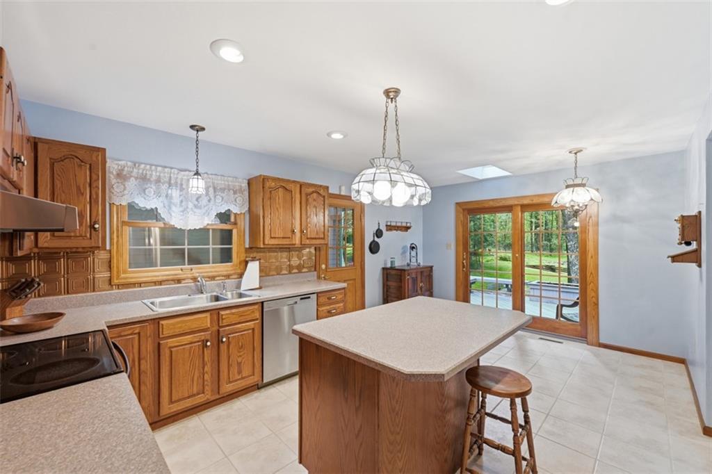 137 Spring Valley Road Valencia, PA 16059 - Photo 6 of 48
