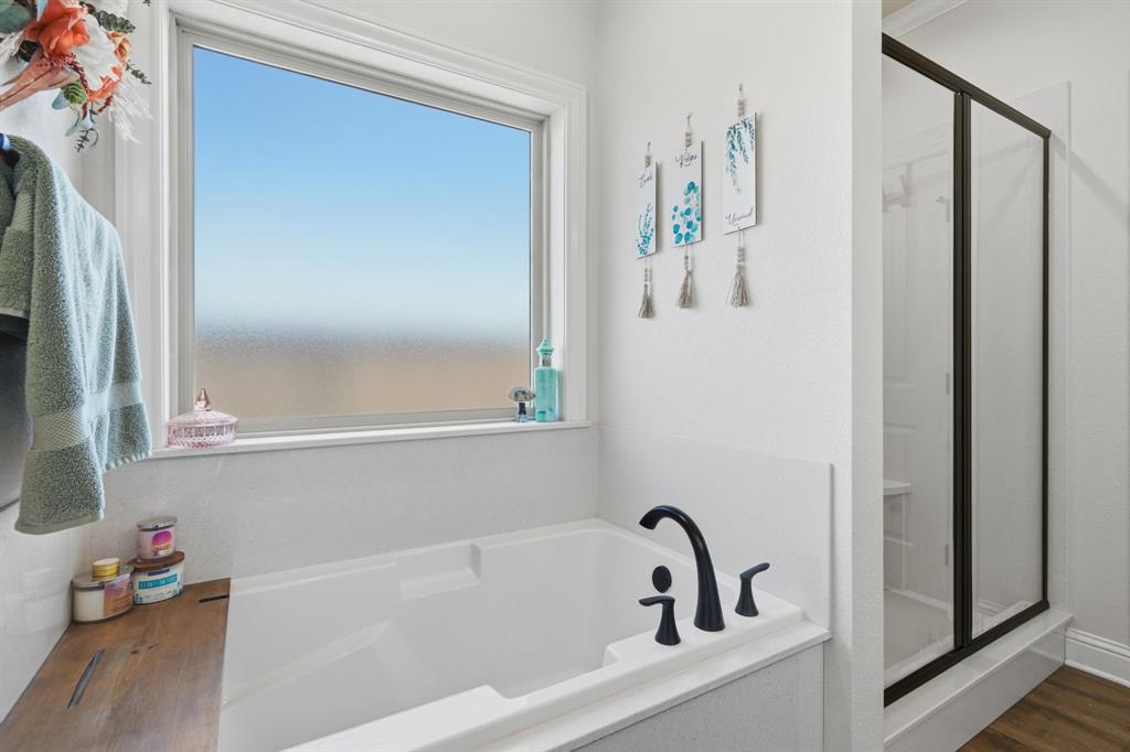 3302 Shelby Road Abilene, TX 79606 - Photo 17 of 29 a bathroom with bathtub