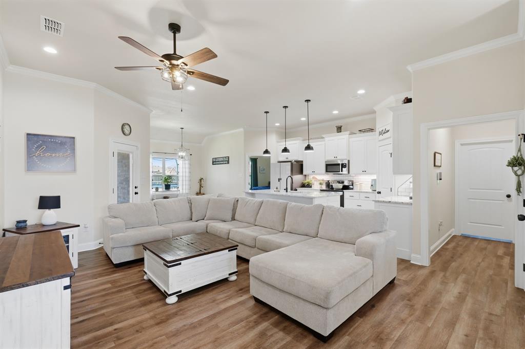 3302 Shelby Road Abilene, TX 79606 - Photo 4 of 29 a living room with furniture and kitchen view