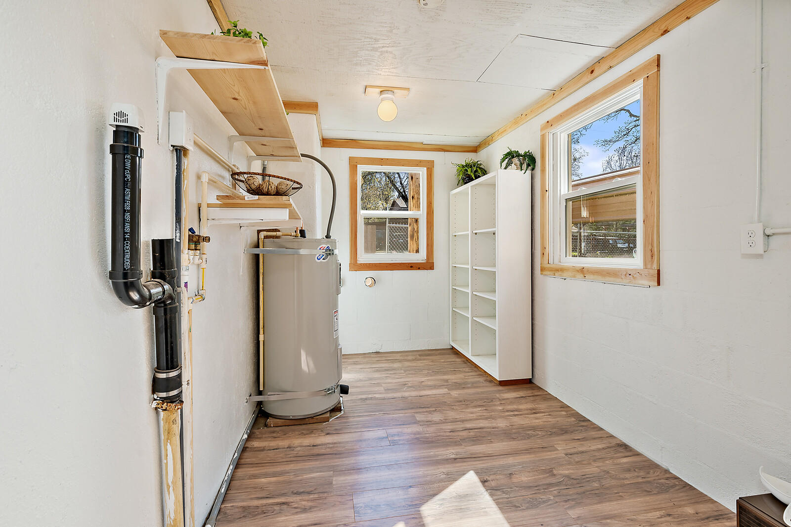 266 Frankham Road Grants Pass, OR 97527 - Photo 23 of 35 laundry room 1