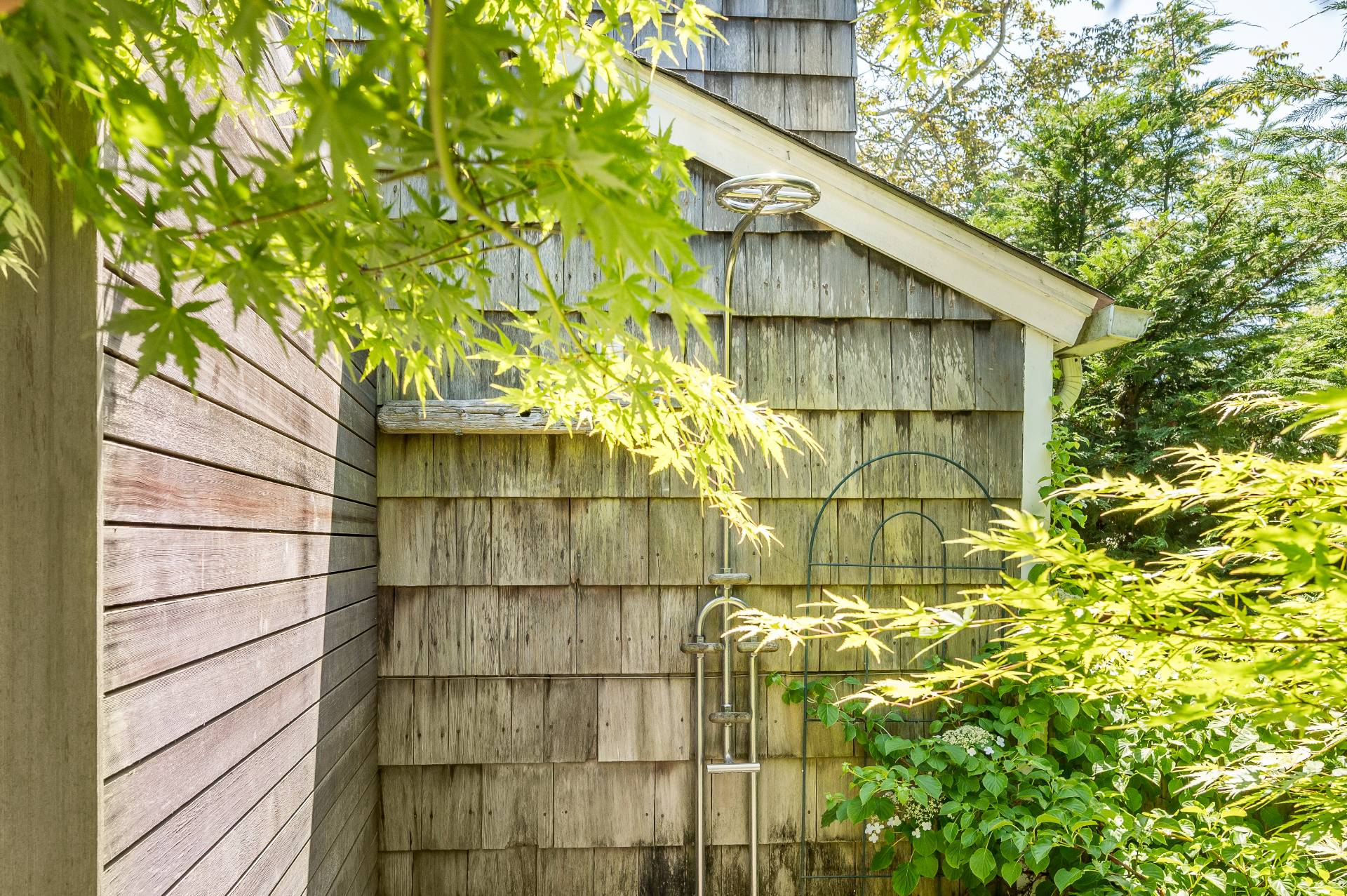 8 Collins Avenue East Hampton, NY 11937 - Photo 21 of 33 a bathroom with a small yard