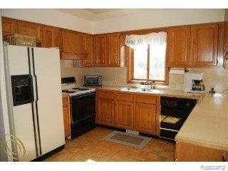 2310 Swarthout Road Pinckney, MI 48169 - Photo 3 of 11 kitchen1