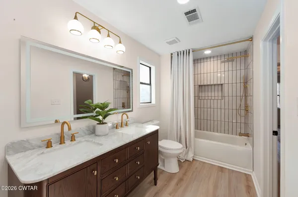 $449,900 | 124 Moorewood Drive, Jackson, TN 38305