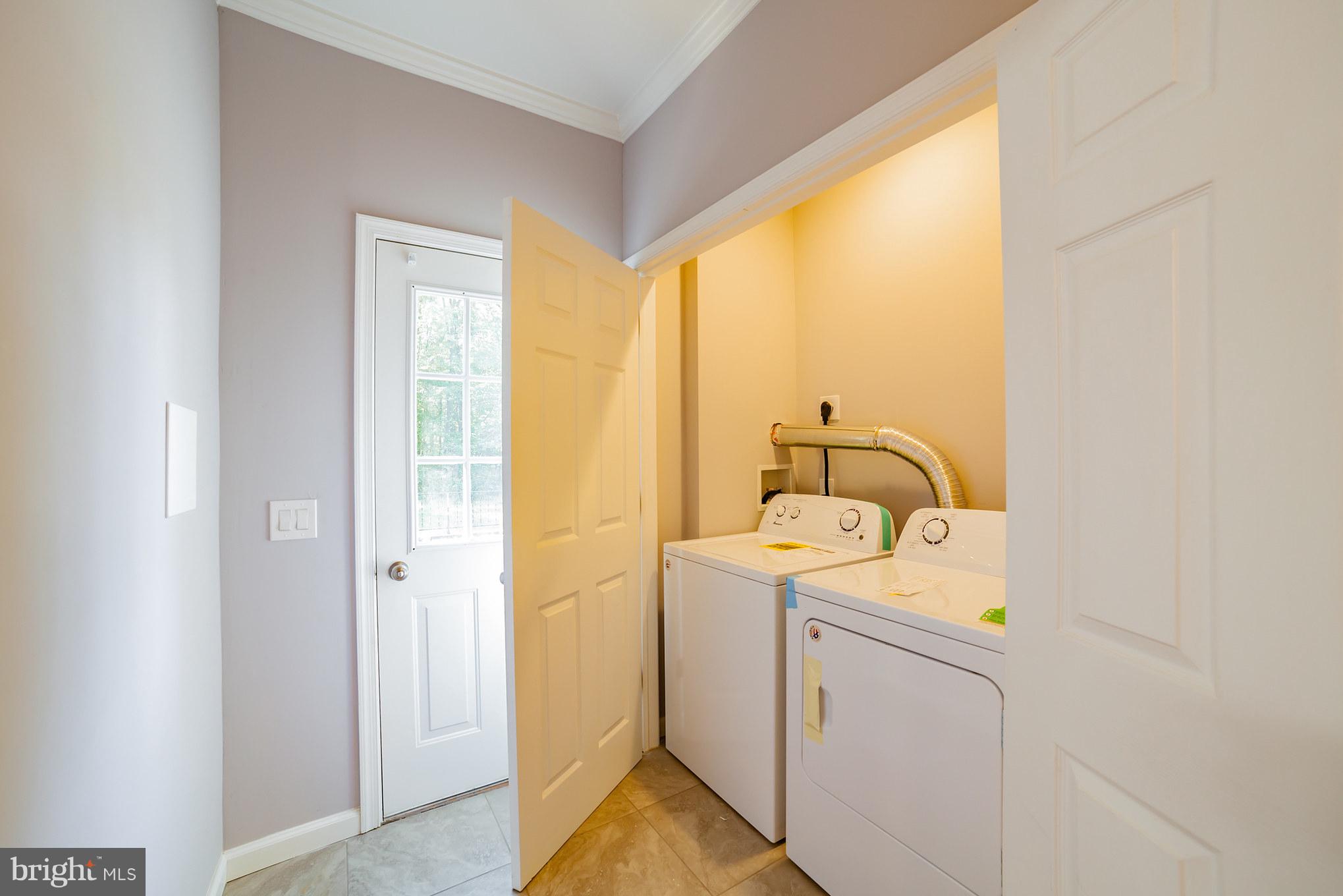 320 W Road Baltimore, MD 21221 - Photo 11 of 30 a utility room with dryer and washer