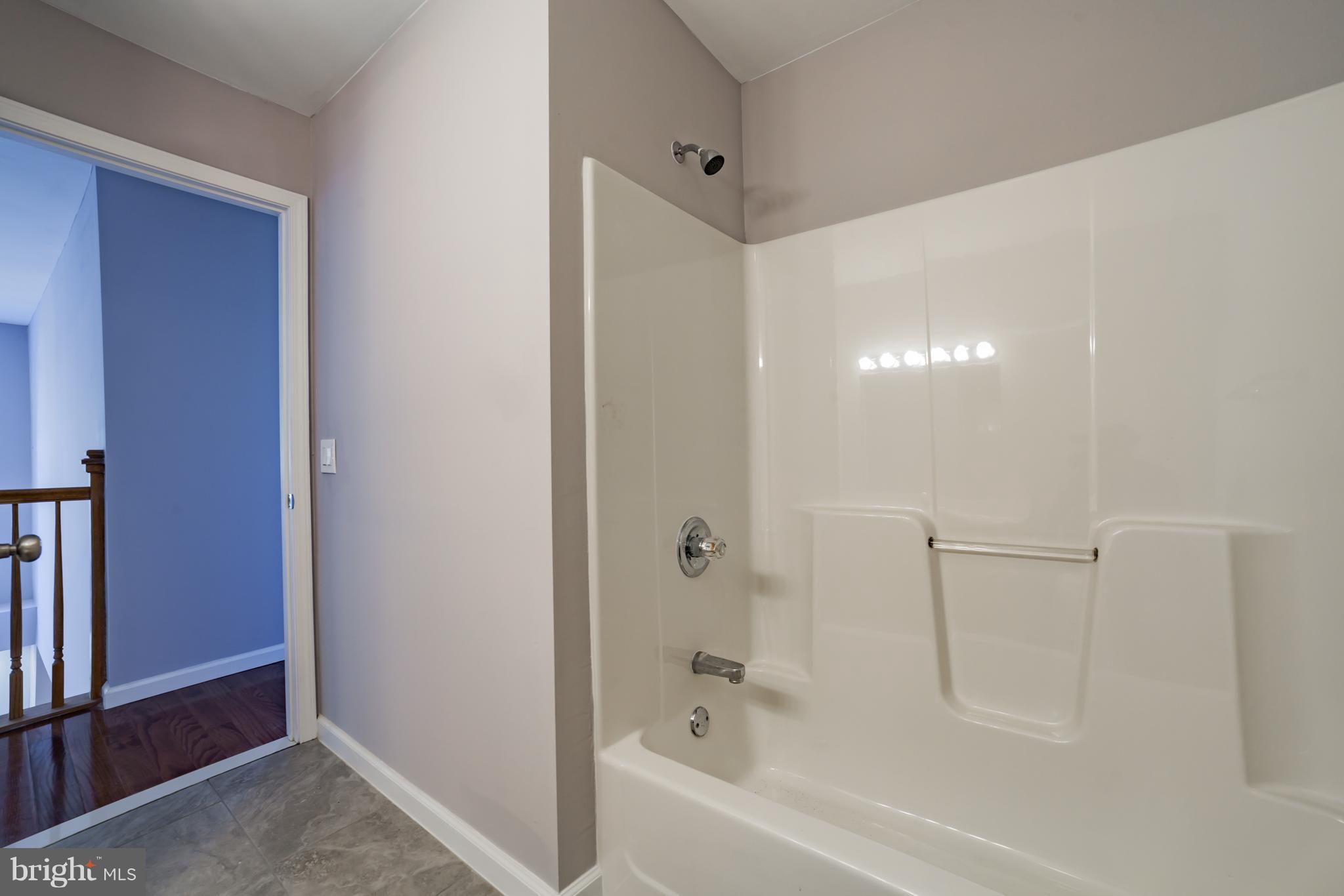 320 W Road Baltimore, MD 21221 - Photo 21 of 30 a bathroom with a bathtub