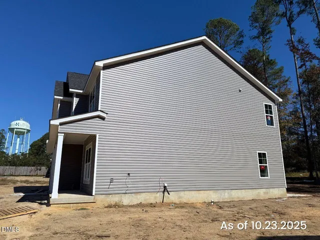 a view of a house with a backyard