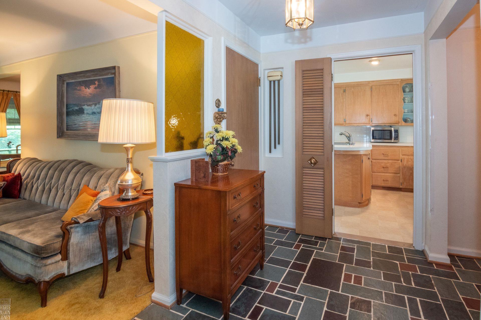 715 South Renaud Road Grosse Pointe, MI 48236 - Photo 3 of 25 50090595-2.JPG