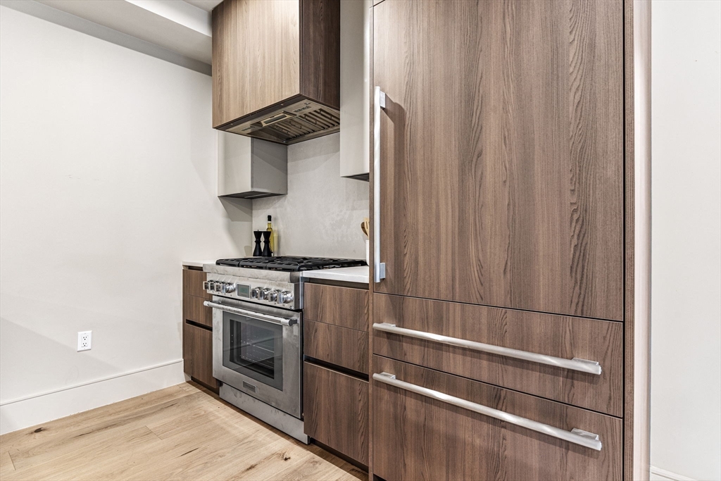 300 Franklin Street, Unit 1 Cambridge, MA 02139 - Photo 10 of 38 a kitchen with a stove and a refrigerator