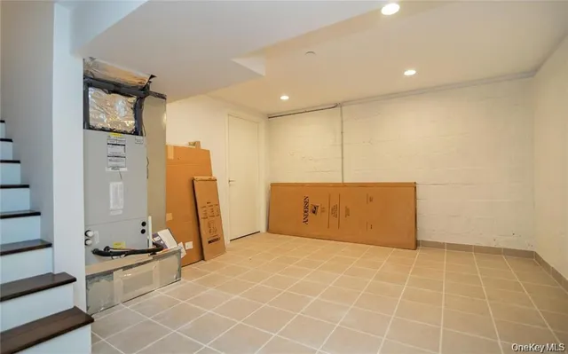 a view of a house with backyard and tree