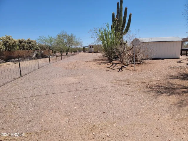 a view of a backyard