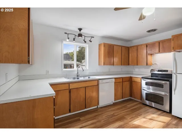 $379,900 | 306 Southeast Pine Street, Albany, OR 97321