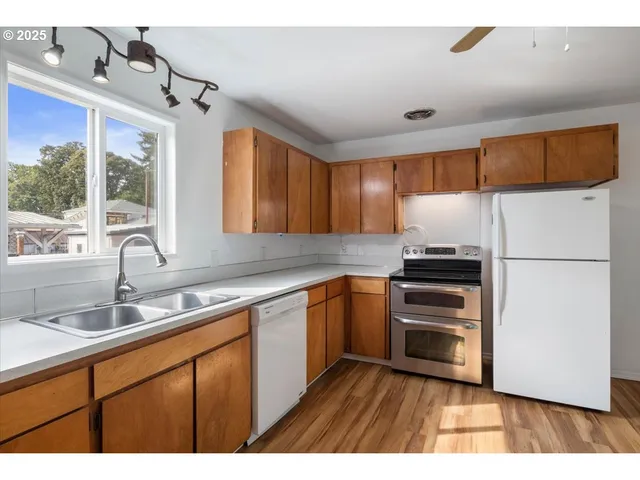 $379,900 | 306 Southeast Pine Street, Albany, OR 97321