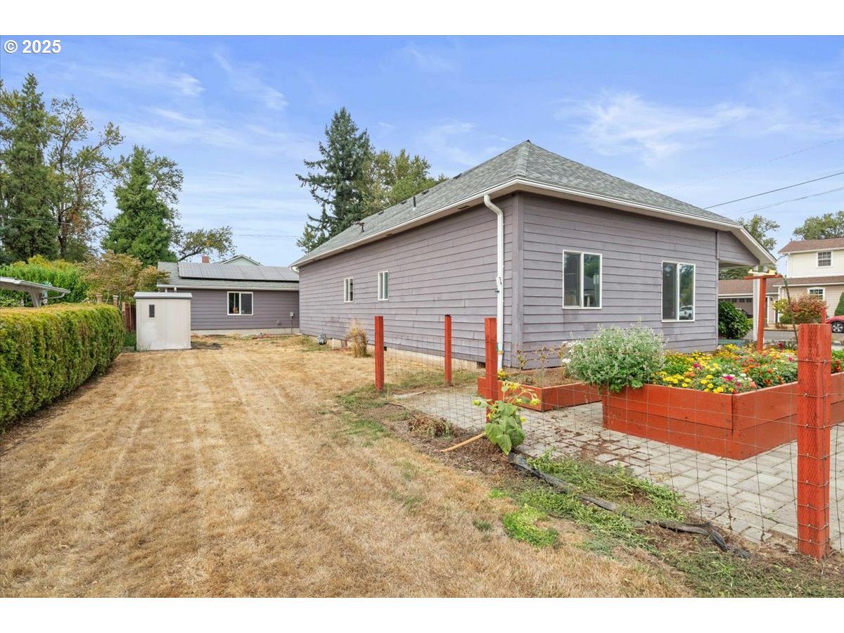 306 Southeast Pine Street Albany, OR 97321 - Photo 3 of 44